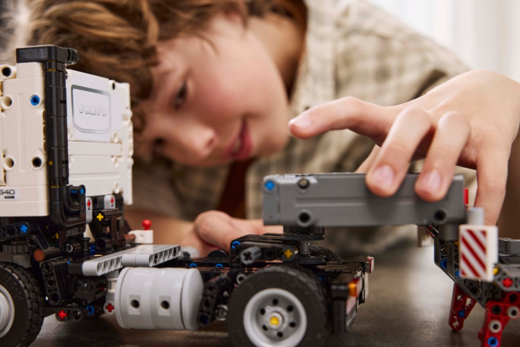 LEGO Technic 42175 - Volvo FMX lastebil og EC230 elektrisk gravemaskin