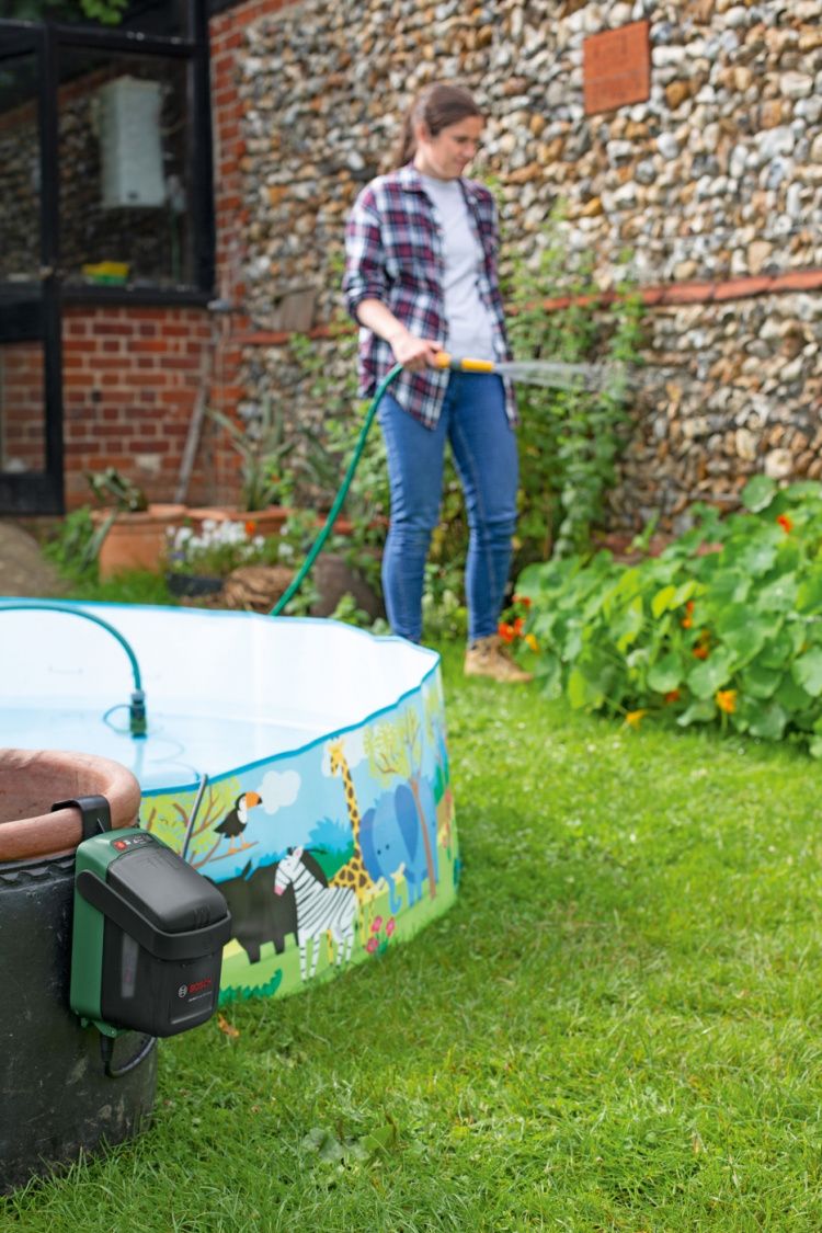 Bosch GardenPump 18V-2000 oppladbar vannpumpe, 2,5 Ah batteri