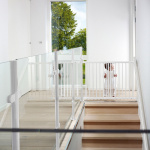 Baby Dan Barnesikringsgrind Flexifit Wood Hvit 69-106,5cm