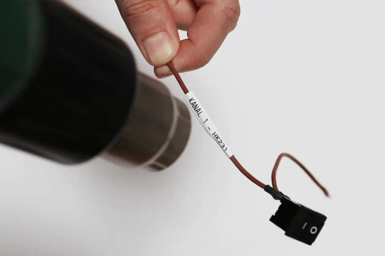 Brother HSe-221E, svart tekst på hvit bakgrunn, bredde 9 mm Brother HSe-221E, svart tekst på hvit bakgrunn, bredde 9 mm