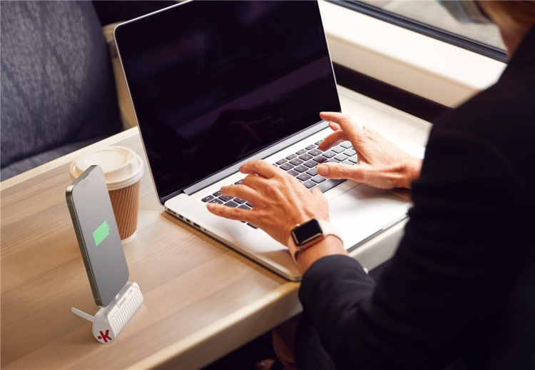 SKROSS Power Stand 18,5 W, 5000 mAh powerbank og smarttelefonstativ i ett