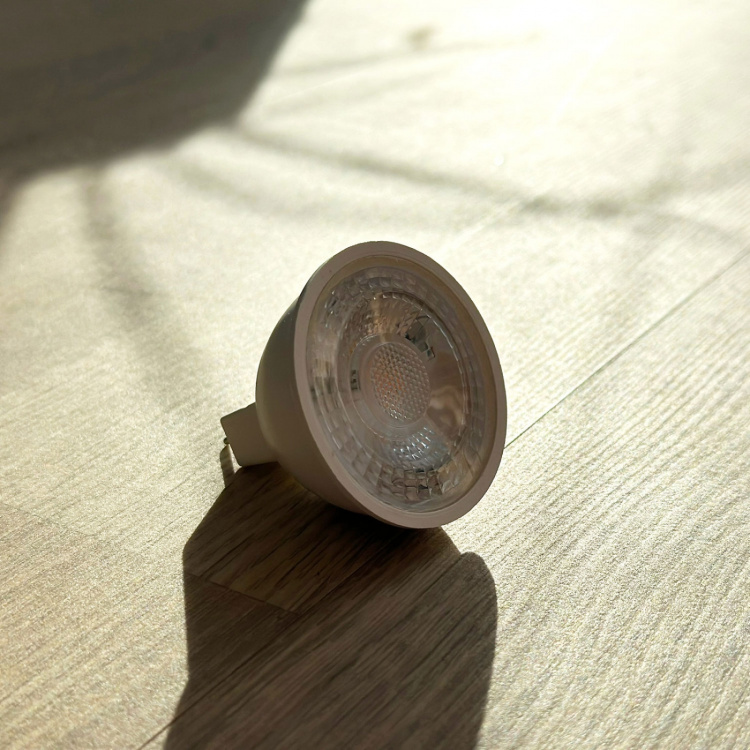 LightsOn LED-ljuskälla MR16/GU5.3 5W Dimbar Varmvit LightsOn LED-ljuskälla MR16/GU5.3 5W Dimbar Varmvit