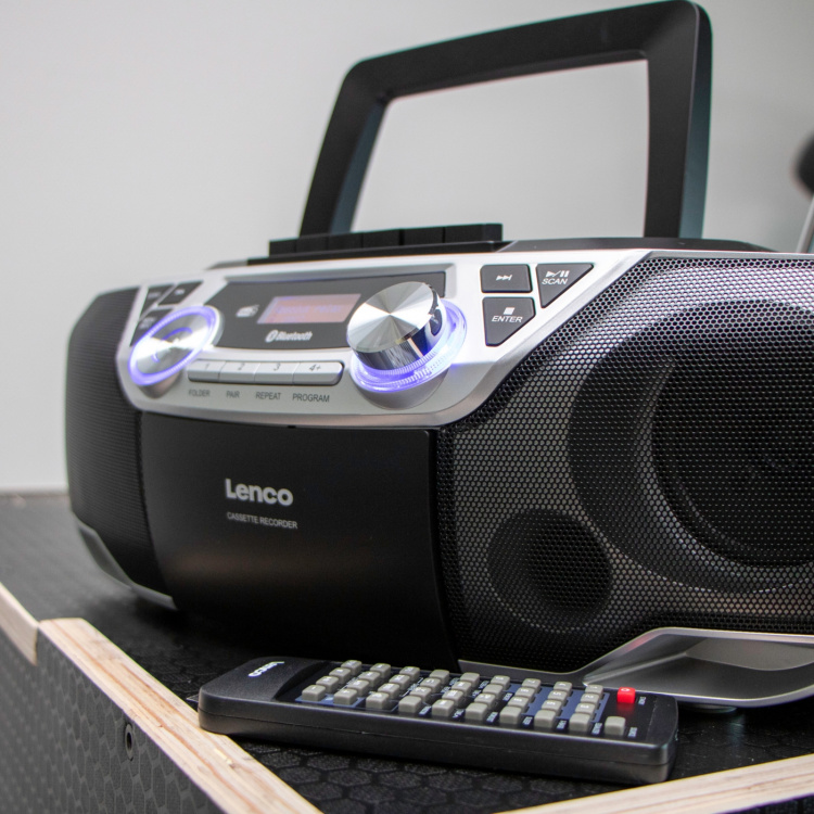 Lenco Bærbar Boombox med DAB+/FM-radio, Bluetooth®, CD, kassettopptaker og USB-spiller Sølv