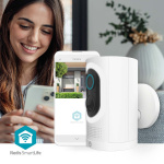 Nedis SmartLife Utendørs kamera | Søkelys | 3MP Full HD 1296p | IP65 | Maks. batteri levetid: 6 Måned | Cloud Storage (valgfritt) / microSD (ikke inkludert) | 5 V DC | Med bevegelses sensor | Nattsyn | Hvit Nedis SmartLife Utendørs kamera | Søkelys | 3MP Full HD 1296p | IP65 | Maks. batteri levetid: 6 Måned | Cloud Storage (valgfritt) / microSD (ikke inkludert) | 5 V DC | Med bevegelses sensor | Nattsyn | Hvit