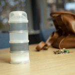 Alecto Dispenser for morsmelkerstatning Hvit / Grå Alecto Dispenser for morsmelkerstatning Hvit / Grå